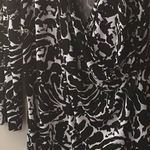 Plus Size black and white Jones of New York Jersey Floral Print Wrap dress - Picture 4 of 4